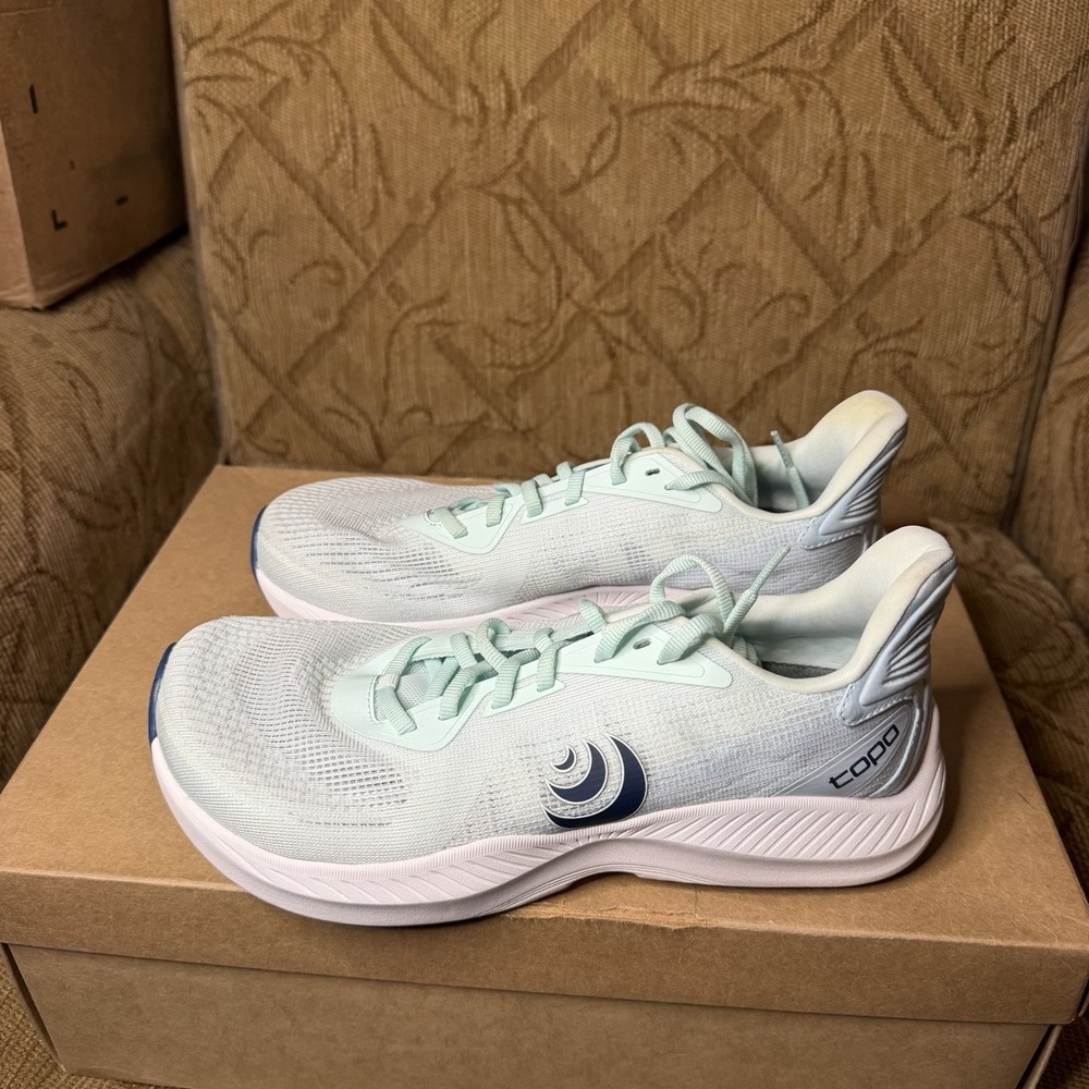 Women's Topo Fli-Lyte 6 Sky/Navy Size 7.5 Excellent!